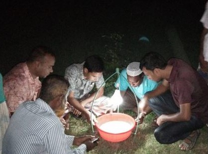 তানোরে ফসলে পোকা নিধনে জনপ্রিয় হচ্ছে পার্চিং-আলোক ফাঁদ পদ্ধতি